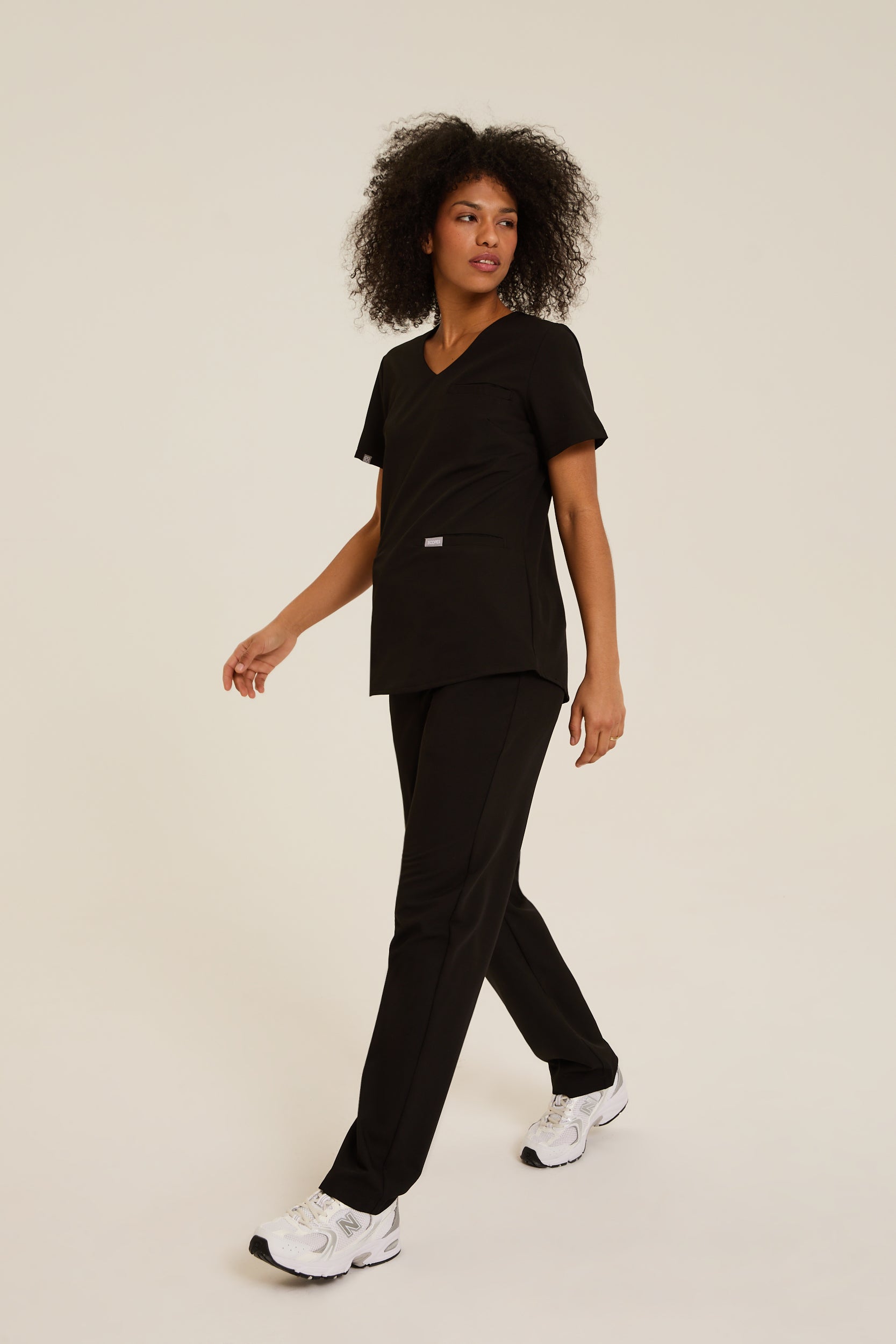 Women wearing black medical scrubs
Black scrubs for women
Women’s black healthcare scrubs