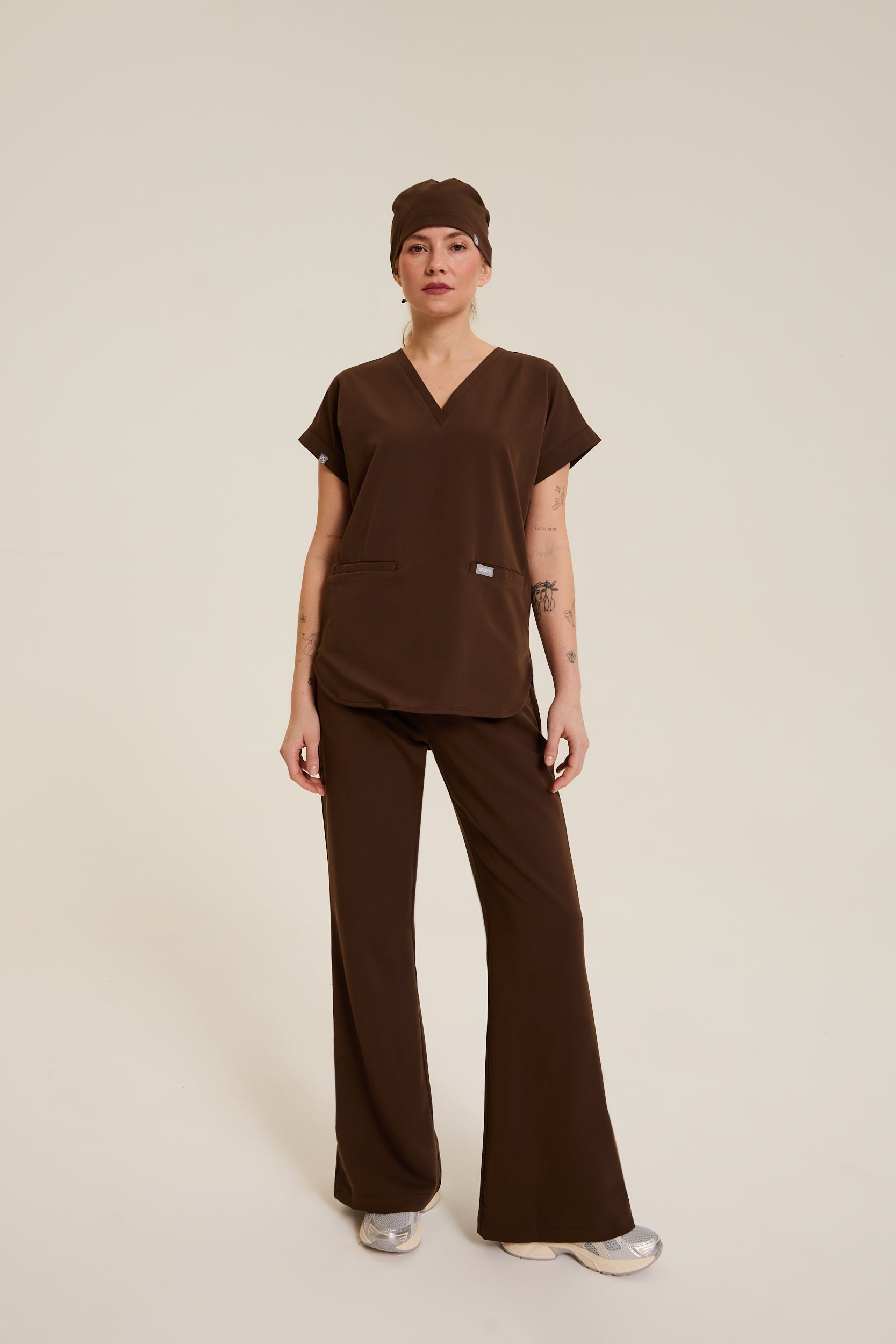 Brown top with relaxed fit
Brown short-sleeve top
flare flow medical pants